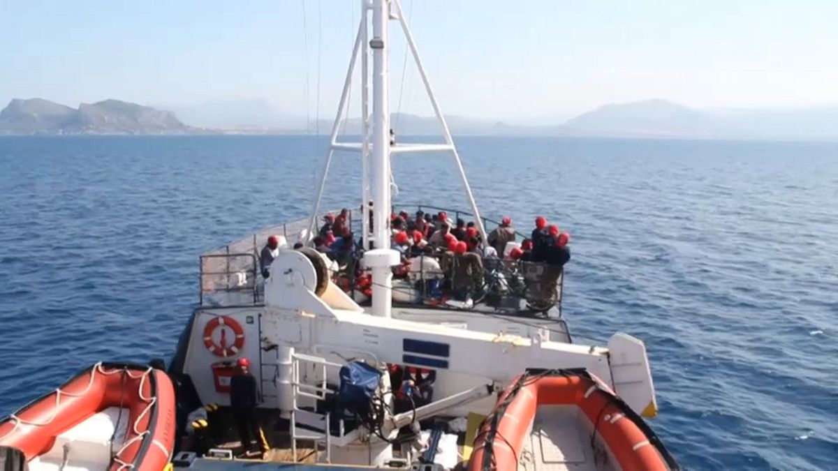 Migrantes do "Alan Kurdi" transferidos para navio de maiores dimensões