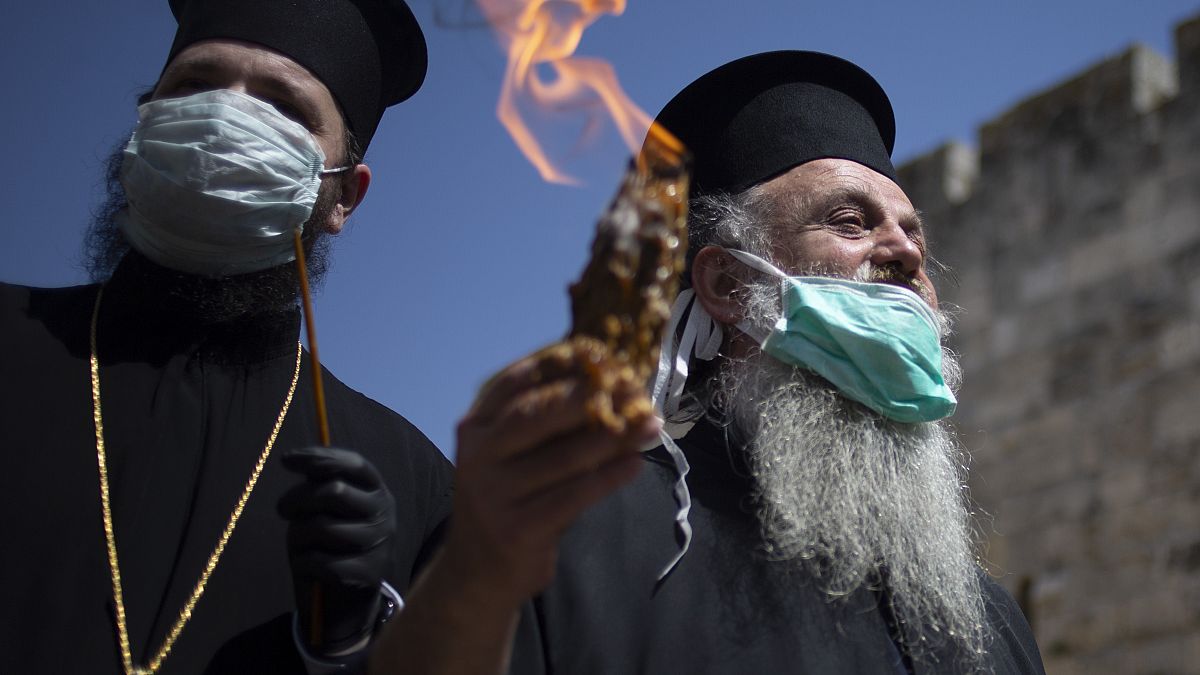 Koronavirüs tedbirleri kapsamında halkın katılmadığı "Kutsal Cumartesi" ayinine, sınırlı sayıda Ortodoks Hristiyan din adamı iştirak etti / Kudüs