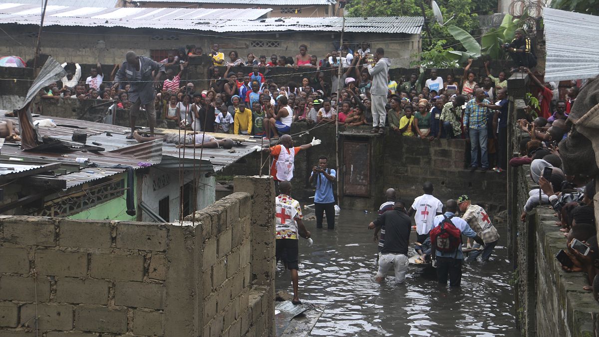 رجال الإنقاذ يعملون على سحب جثث ضحايا الفيضانات في الكونغو_2018