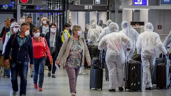 Un grupo de pasajeros en el aeropuerto de Fráncfort Un grupo de pasajeros en el aeropuerto de Fráncfort
