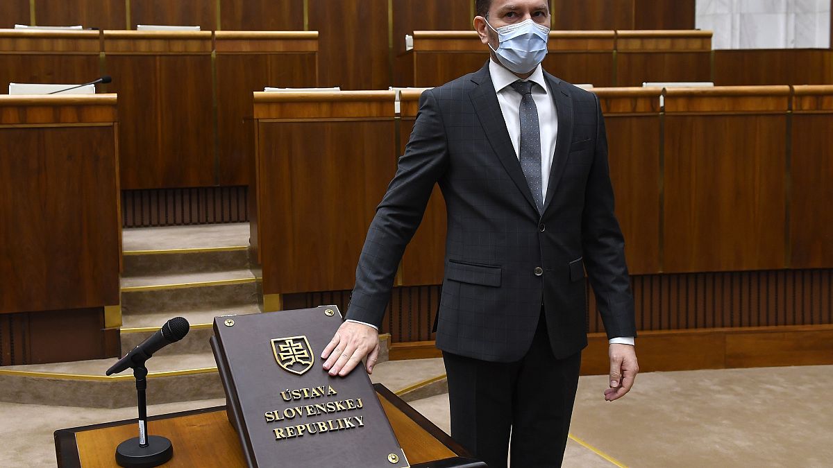 Igor Matovič szlovák miniszterelnök leteszi hivatali esküjét a pozsonyi parlamentben 2020. március 20-án