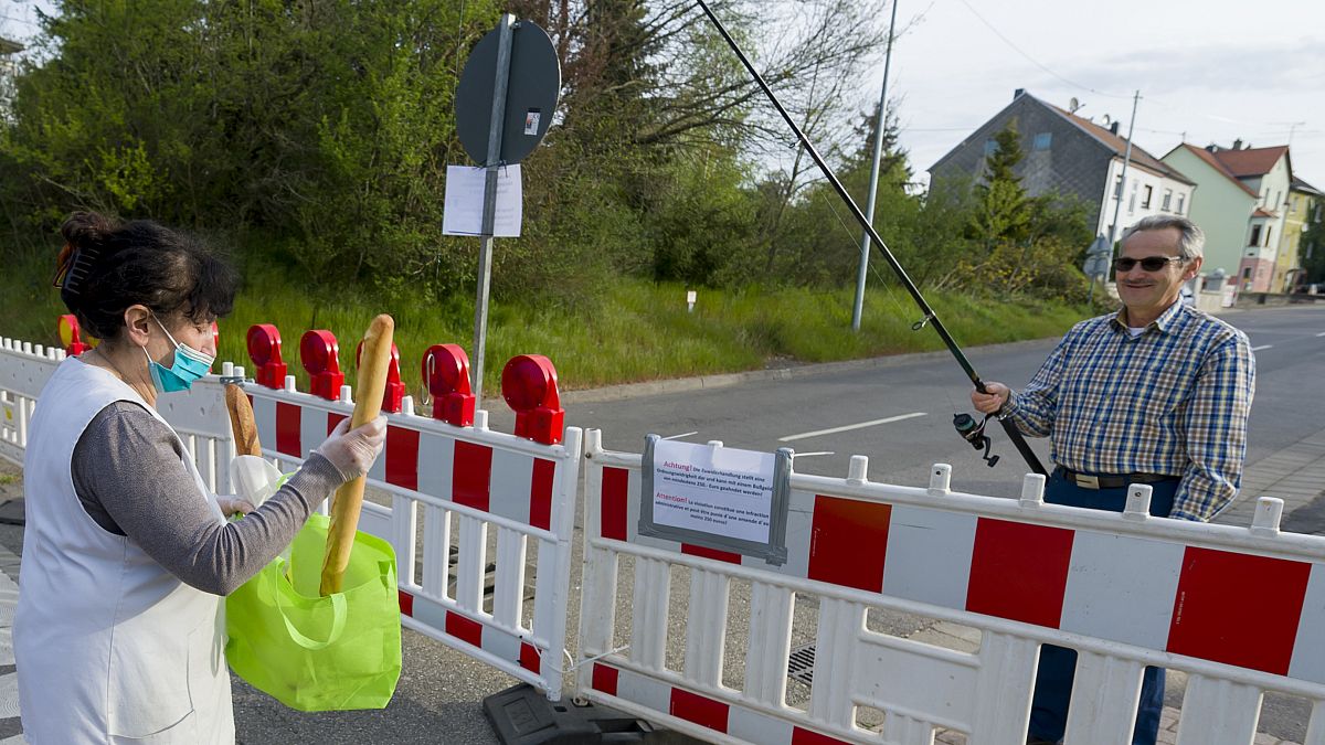 شاهد: ألمان يرفضون التخلي عن الخبز والكرواسون الفرنسي رغم إغلاق الحدود جراء كورونا