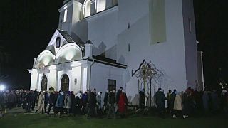 Orthodoxe Christen in Weissrussland besuchen den Ostergottesdienst, ohne Masken und Abstandsregel.