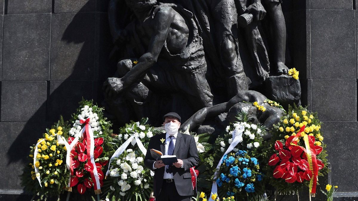 Le rabbin Michael Schudrich lit une prière devant le monument commémoratif du soulèvement de Varsovie en Pologne le 19 avril 2020