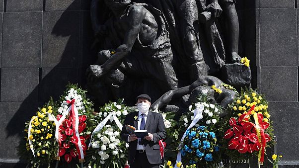 Le rabbin Michael Schudrich lit une prière devant le monument commémoratif du soulèvement de Varsovie en Pologne le 19 avril 2020 Le rabbin Michael Schudrich lit une prière devant le monument commémoratif du soulèvement de Varsovie en Pologne le 19 avril 2020