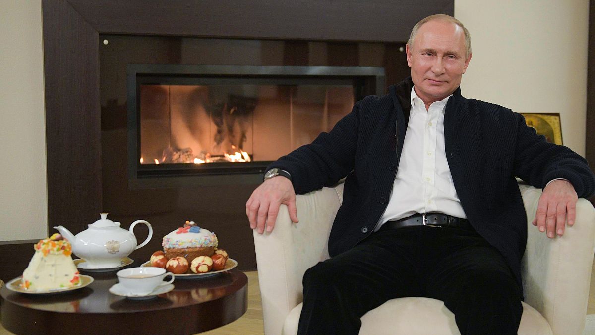 شاهد: بوتين يهنىء الروس بعيد الفصح من داخل منزله في زمن كورونا