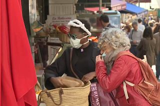 Multidões em mercado de Paris