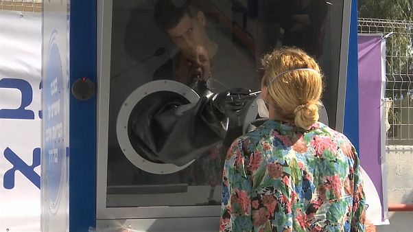 Utcai fülkéből tesztelnek Izraelben Utcai fülkéből tesztelnek Izraelben