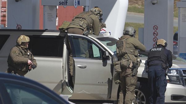 Kanada polisi, silahlı saldırı düzenleyen zanlıyı Nova Scotia'da benzin istasyonunda düzenlediği operasyonla yakaladı Kanada polisi, silahlı saldırı düzenleyen zanlıyı Nova Scotia'da benzin istasyonunda düzenlediği operasyonla yakaladı