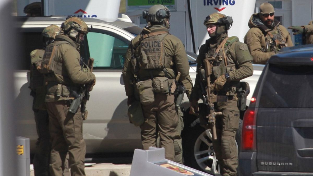 Miembros de la unidad táctica de la Real Policía Montada de Canadá tras el tiroteo