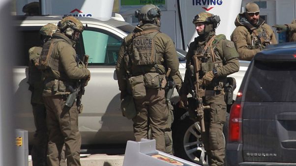 Miembros de la unidad táctica de la Real Policía Montada de Canadá tras el tiroteo Miembros de la unidad táctica de la Real Policía Montada de Canadá tras el tiroteo