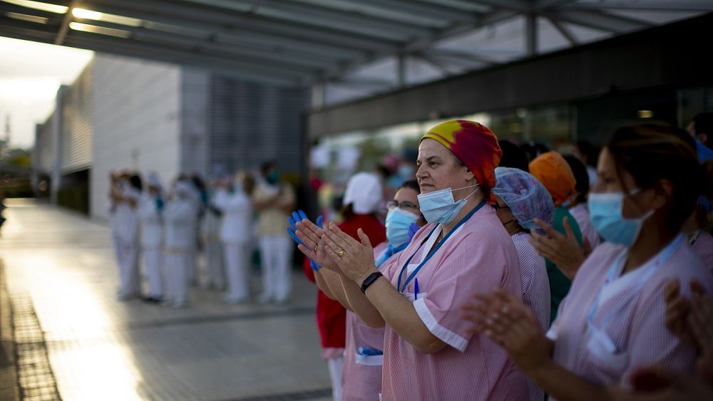 Espagne : ces médecins et infirmiers dévoués mais harcelés par leurs voisins