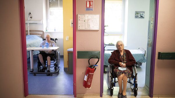 El coronavirus sitia las residencias de ancianos en Francia El coronavirus sitia las residencias de ancianos en Francia