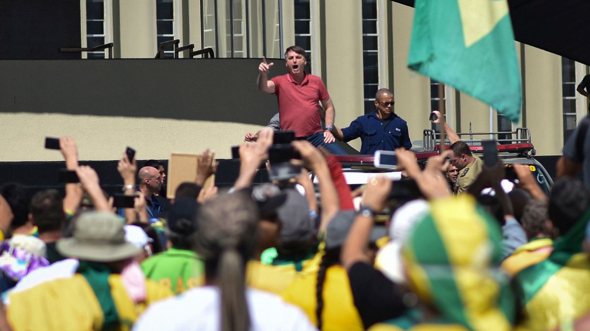 Jair Bolsonaro discursa diante de uma manifestação anticonstitucional em Brasília