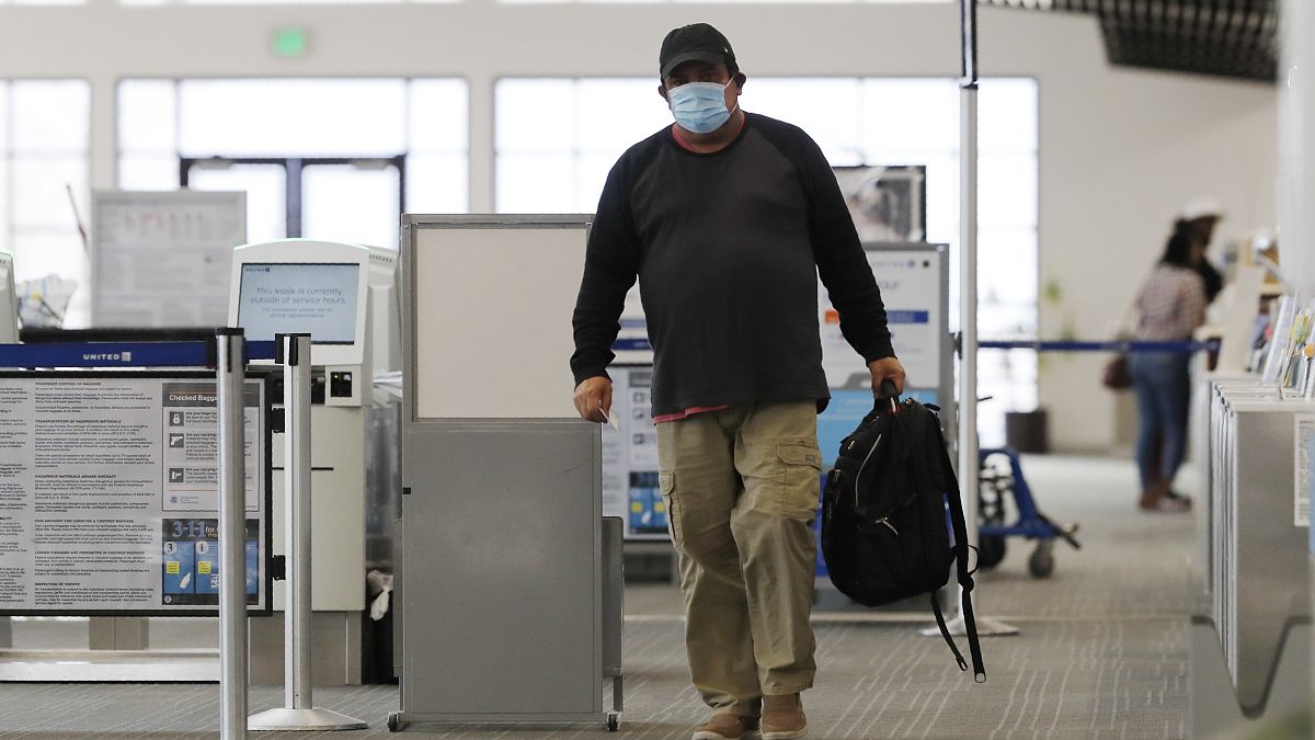 Εποιβάτης με μάσκα στο αεροδρόμιο Ελ. Βενιζέλος της Αθήνας - ΦΩΤΟ ΑΡΧΕΙΟΥ