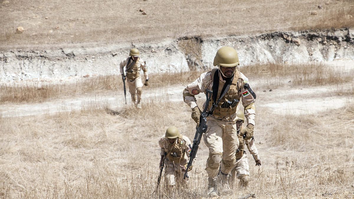 Burkina Faso commando paratroopers exercise under the supervision of Dutch special forces in Thies, Senegal on February 18, 2020.