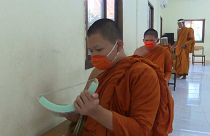 Ταϊλάνδη: Μάθημα με μάσκες και ασπίδες προσώπου για βουδιστές μοναχούς
