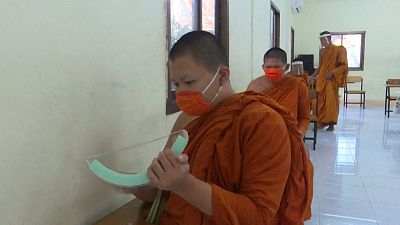 Ταϊλάνδη: Μάθημα με μάσκες και ασπίδες προσώπου για βουδιστές μοναχούς