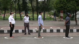 شاهد: في الهند.. العمال يلتزمون بالتباعد الاجتماعي قبل الدخول إلى المدينة الاقتصادية نويدا