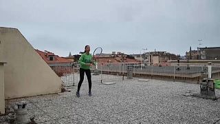 شاهد: حصص تدريبية في التنس فوق أسطح المباني في إيطاليا