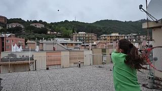 Háztetőkön teniszező olasz fiatalok