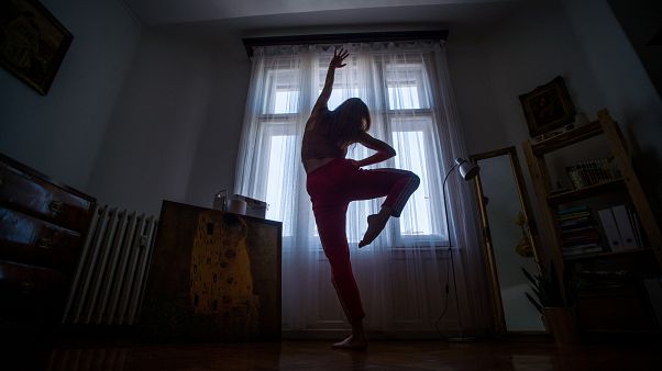 Önkéntes karanténban lévő táncos gyakorol az otthonában Önkéntes karanténban lévő táncos gyakorol az otthonában