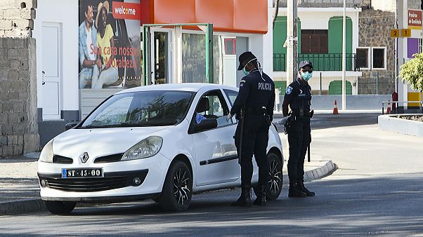Covid-19: Oito detidos na Praia desde o início do estado de emergência em Cabo Verde Covid-19: Oito detidos na Praia desde o início do estado de emergência em Cabo Verde