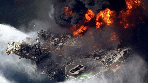 La piattaforma Deepwater Horizon devastata dal fuoco, 21 aprile 2010 La piattaforma Deepwater Horizon devastata dal fuoco, 21 aprile 2010