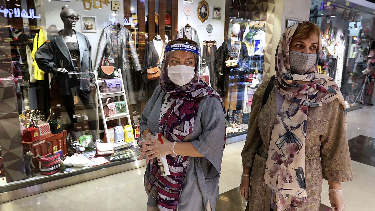 İran'da hükümetin koronavirüs tedbirlerini kaldırmasının ardından alışveriş merkezleri yeniden açıldı. Tahran