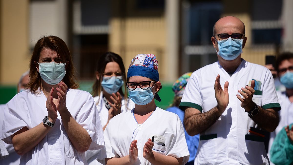 Des soignants rassemblés devant l'hôpital de Pavullo, près de Modène - Italie - le 9 avril 2020