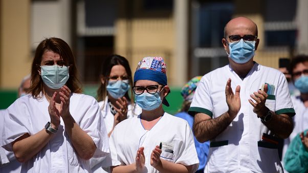 Des soignants rassemblés devant l'hôpital de Pavullo, près de Modène - Italie - le 9 avril 2020 Des soignants rassemblés devant l'hôpital de Pavullo, près de Modène - Italie - le 9 avril 2020