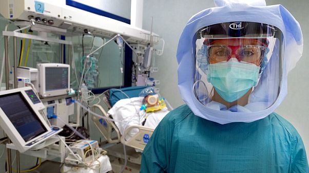 COVID-19: 325 νεκροί τις τελευταίες 24 ώρες στην Ισπανία COVID-19: 325 νεκροί τις τελευταίες 24 ώρες στην Ισπανία