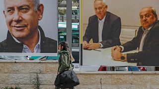 Israelische Soldatin vor Wahlplakaten mit Ministerpräsident Netanjahu und Oppositionsführer Gantz