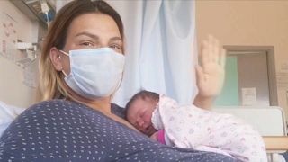Emanuela Oliva e a pequena Amelia, nascida em plena fase de contenção da pandemia
