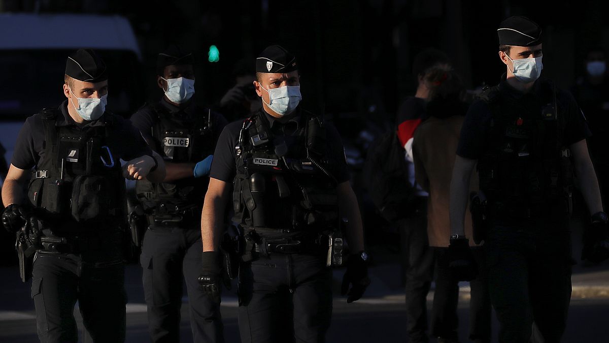 Un control policial por COVID-19 desata violencia callejera en París 