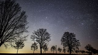 Le ciel étoilé, zébré par des étoiles filantes, au-dessus de Petersdorf dans l'est de l'Allemagne, le 20 avril 2020.