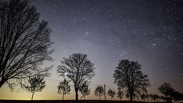 Le ciel étoilé, zébré par des étoiles filantes, au-dessus de Petersdorf dans l'est de l'Allemagne, le 20 avril 2020. Le ciel étoilé, zébré par des étoiles filantes, au-dessus de Petersdorf dans l'est de l'Allemagne, le 20 avril 2020.