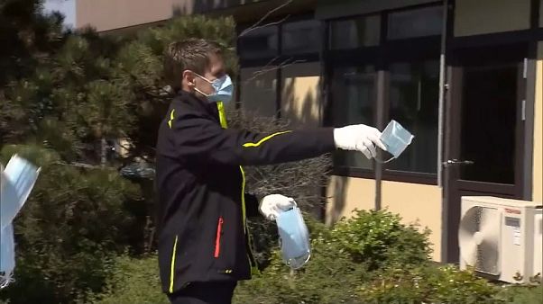 Le aziende cercano di riaprire per limitare danni economici Le aziende cercano di riaprire per limitare danni economici