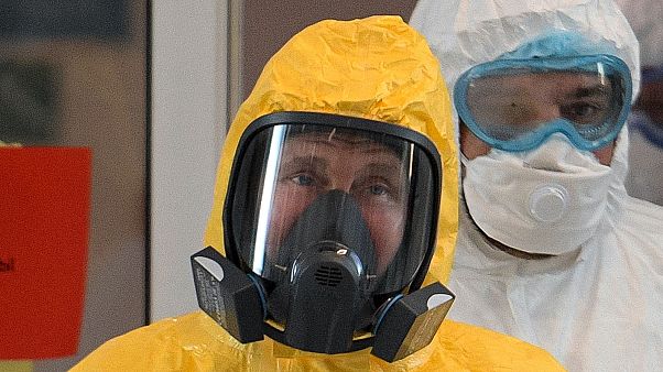 Putyin teljes védőfelszerelésben kórházat látogat Putyin teljes védőfelszerelésben kórházat látogat