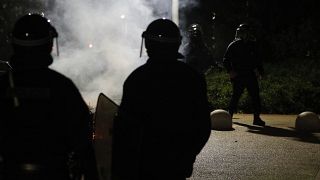 درگیری جوانان خشمگین حومه‌های پاریس با پلیس برای سومین شب پیاپی ادامه یافت