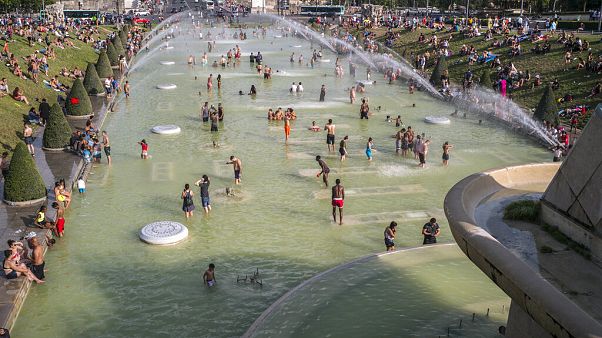Refrescándose en la plaza Trocadero de París el 25 de julio, que batió el récord de temperatura con 42,6º C Refrescándose en la plaza Trocadero de París el 25 de julio, que batió el récord de temperatura con 42,6º C