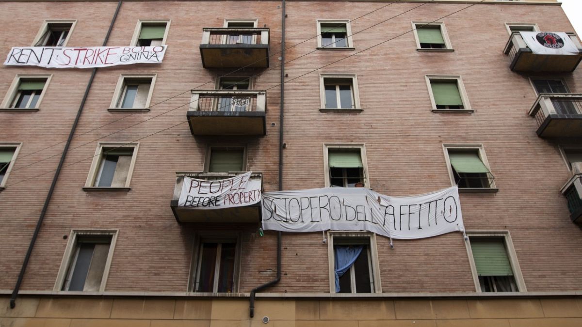"Viviamo di contrattini e lavoretti": il condominio di precari proclama lo sciopero dell'affitto