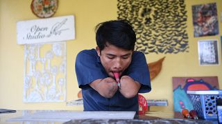 شاهد: فنان كمبودي مبتور اليدين يتحدى إعاقته ونظرة المجتمع إليه