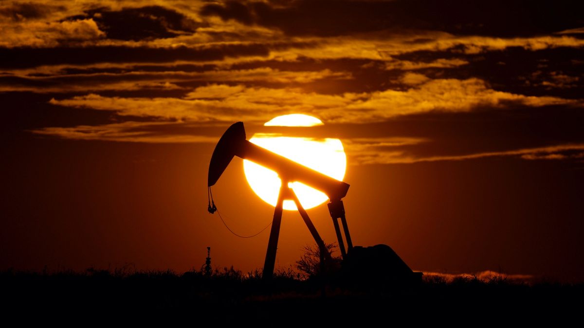 Leáldozóban az olajkutak ragyogása