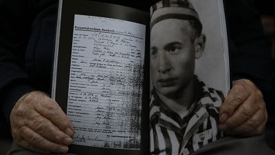 Recuerdo en Auschwitz-Bikernau a sinti y romaníes en el día de conmemoración de su genocidio