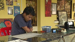 هنرمند معلول کامبوجی رنج‌های جامعه را نقش می‌زند