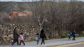 El Gobierno español rectifica y autoriza el paseo de los niños menores de 14 años con un adulto