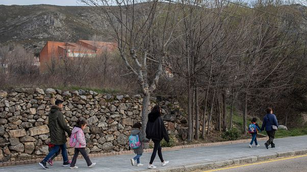 El Gobierno español rectifica y autoriza el paseo de los niños menores de 14 años con un adulto El Gobierno español rectifica y autoriza el paseo de los niños menores de 14 años con un adulto