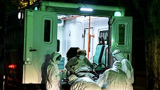 Un patient pris en charge par les services d'urgence médicaux pour suspicion de Covid-19, à Buenos Aires en Argentine le 21 avril 2020.