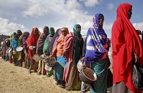 زنان سومالیایی در انتظار سهم آب و غذا